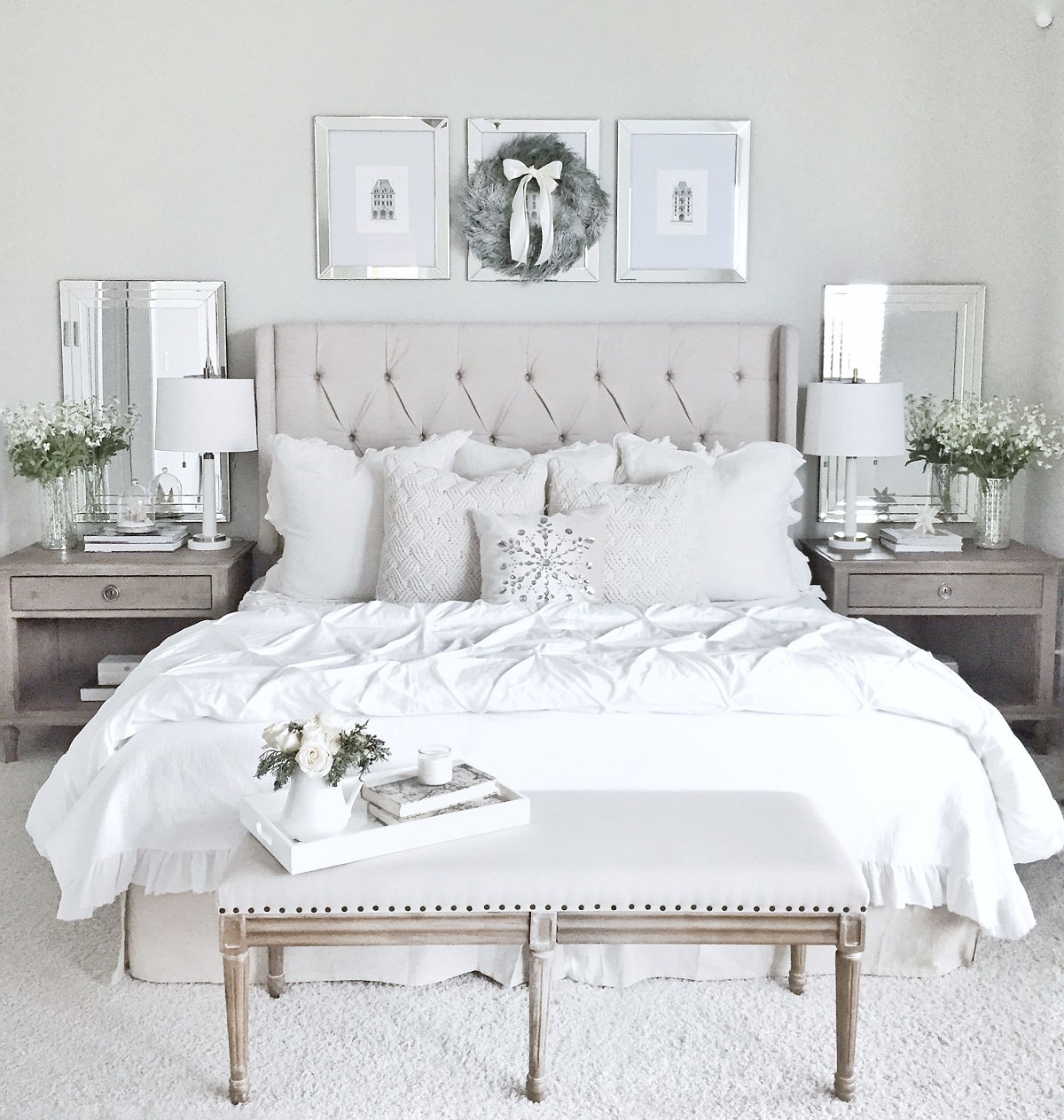 اتاق خوابی فنگ شویی شده ای که برای رعایت تعادل، وسایل آن مانند آباژور، آینه، گلدان و کوسن به صورت جفت و متقارن چیدمان شده است